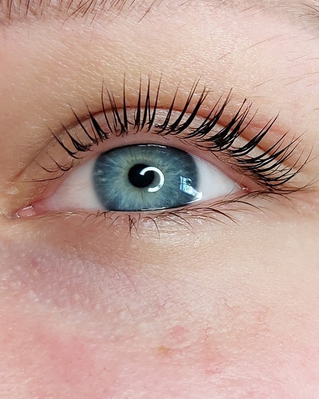 Lashlift met geverfde wimpers en browlamination