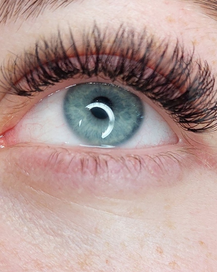 Wenkbrauwen en volume wimperextensions