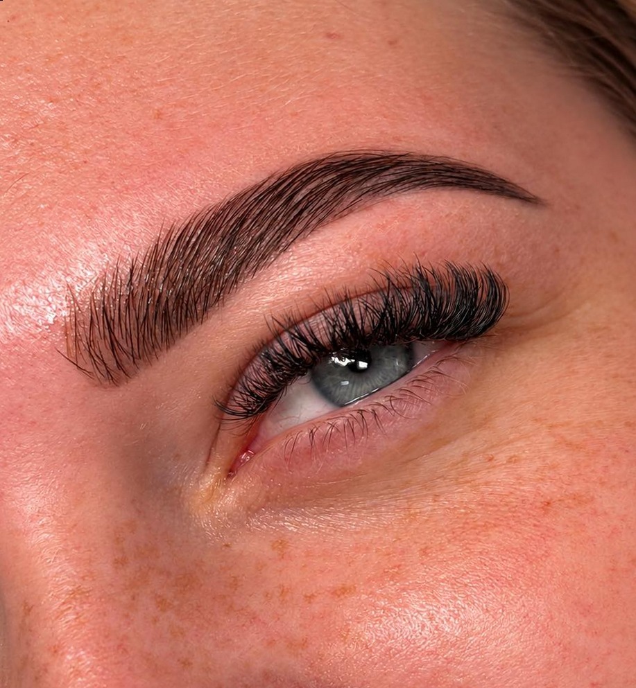 Gestylde wenkbrauw met volume wimperextensions, resultaat uit de studio
